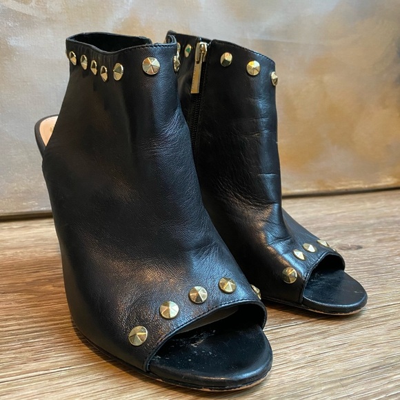 EUC VINCE CAMUTO Studded Edia Black Peep Toe Leather Bootie Size 8.5 - Picture 2 of 13